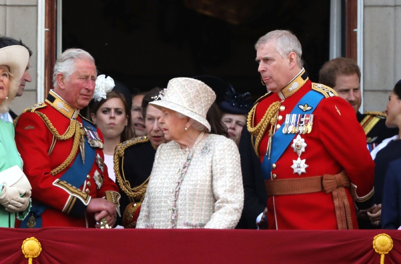 Принц Чарльз, королева Елизавета II, принц Эндрю