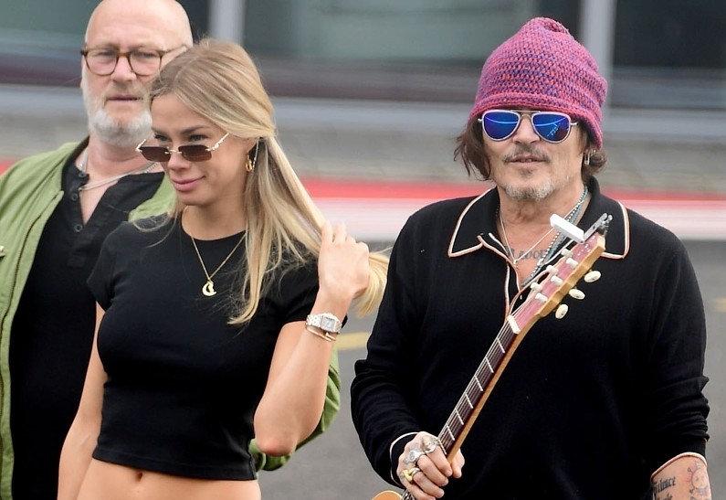 «Наслаждается холостяцкой жизнью»: слухи о помолвке Джонни Деппа и Юлии Власовой оказались ложными 