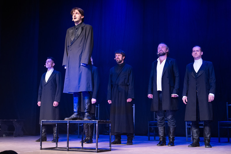 Сцена из спектакля «КарамазоВЫ»