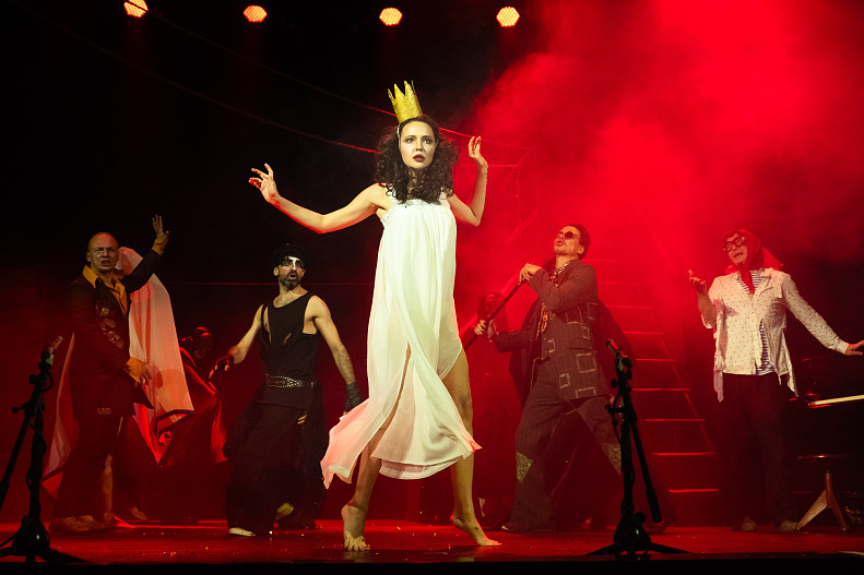 Сцена из спектакля «Мастер и Маргарита»