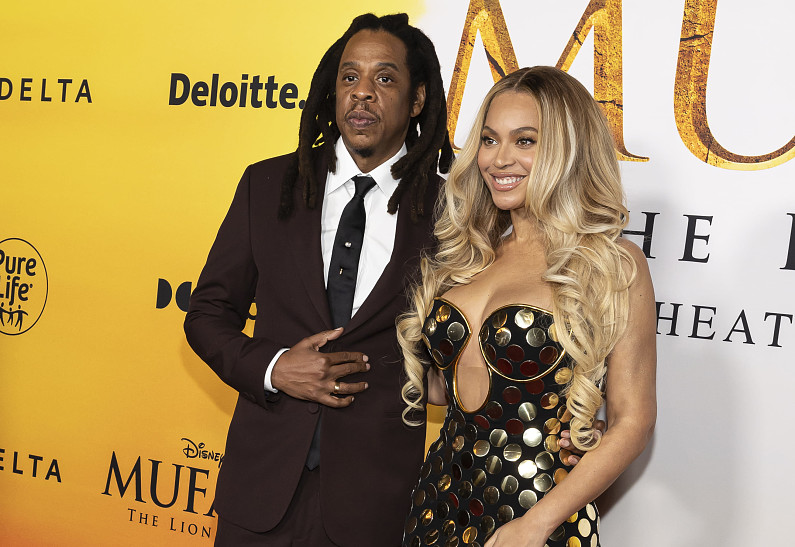 Джей-Зи вышел в свет с Бейонсе и дочерью на фоне обвинений в изнасиловании 