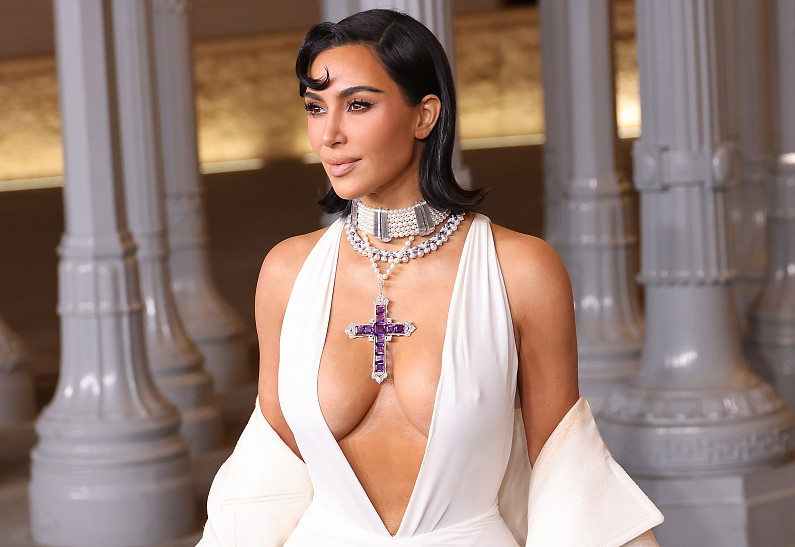 Ким Кардашьян не отказалась от каблуков после перелома ноги