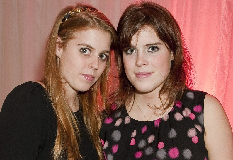 Принцессы Евгения и Беатрис пропустят рождественский праздник королевской семьи