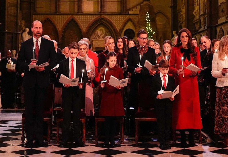 Принц Уильям и Кейт Миддлтон представили рождественскую открытку с детьми