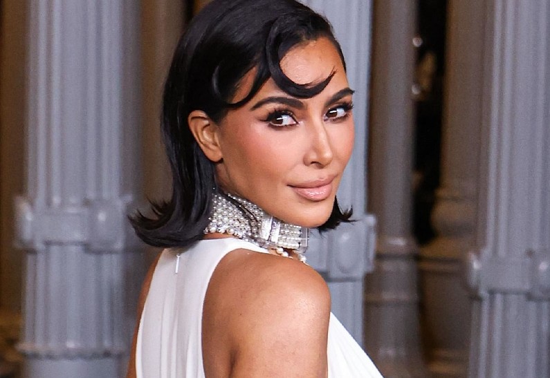 Ким Кардашьян воссоздала свою культовую скандальную фотографию 10-летней давности