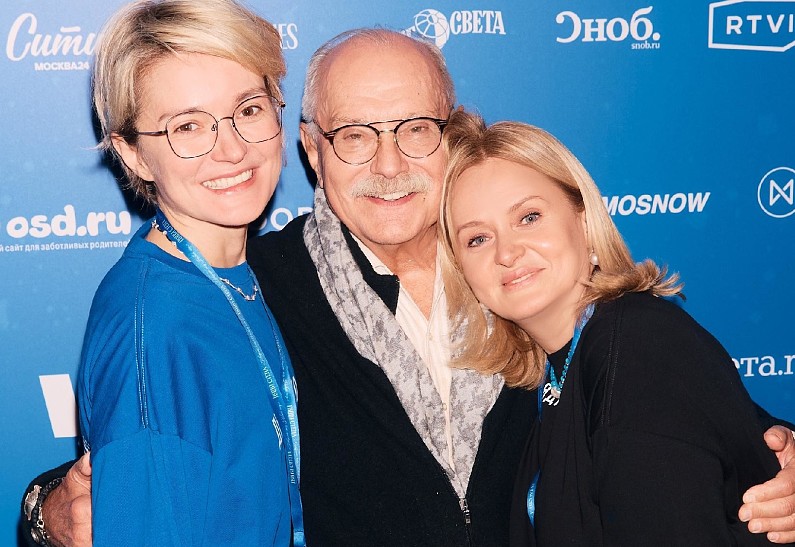 Семья Михалковых, Виктория Исакова, Диана Арбенина и другие гости премьеры новогоднего шоу для всей семьи «Дядя Степа. Говорят: под Новый год...»