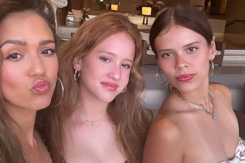 Джессика Альба с дочерьми