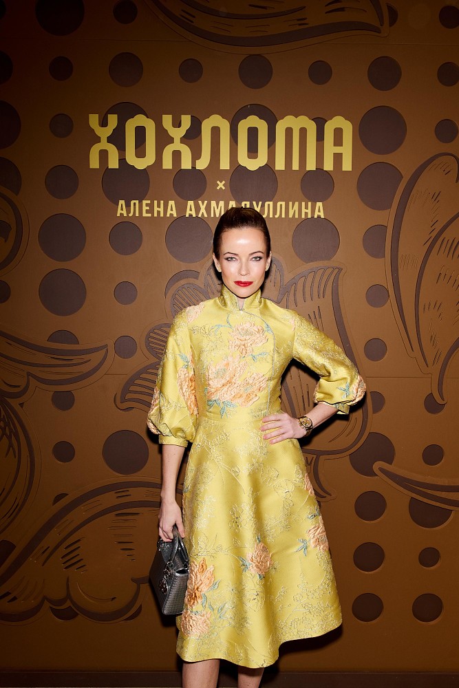 Yetuk ayol ogil tugishni xohlaydi. Qora yigit bilan anal porno