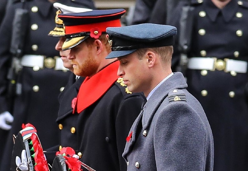 Нападки принца Гарри глубоко ранили Уильяма: инсайдеры рассказали, почему братья не встретились