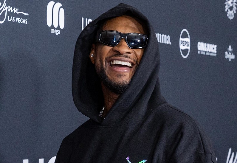 Ашер с голым торсом выступил с грандиозным шоу на Супербоуле-2024