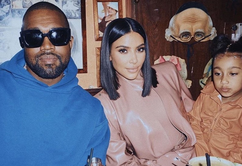 Ким Кардашьян призвала жену Канье Уэста одеваться менее вызывающе в присутствии детей