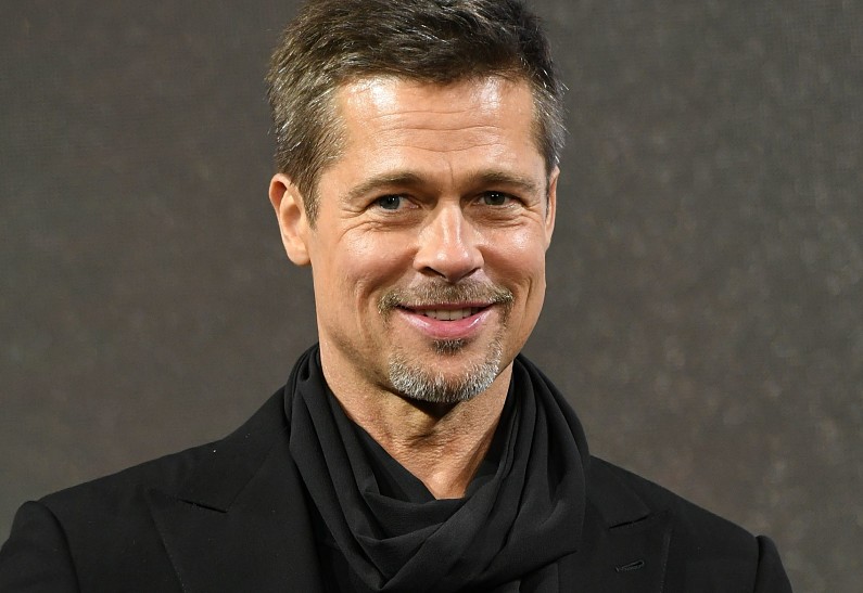 Стало известно, почему Брэд Питт принял решение жить вместе с молодой возлюбленной