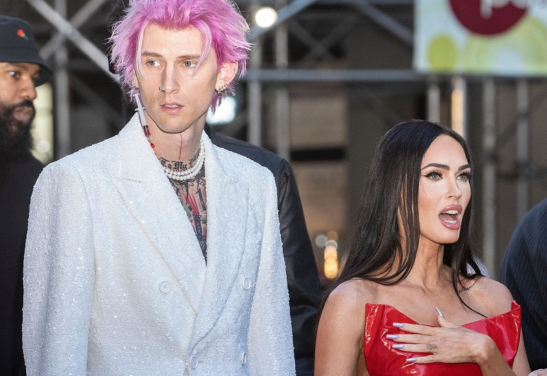 Machine Gun Kelly сделал огромное тату в стиле блэкворк. Фото!