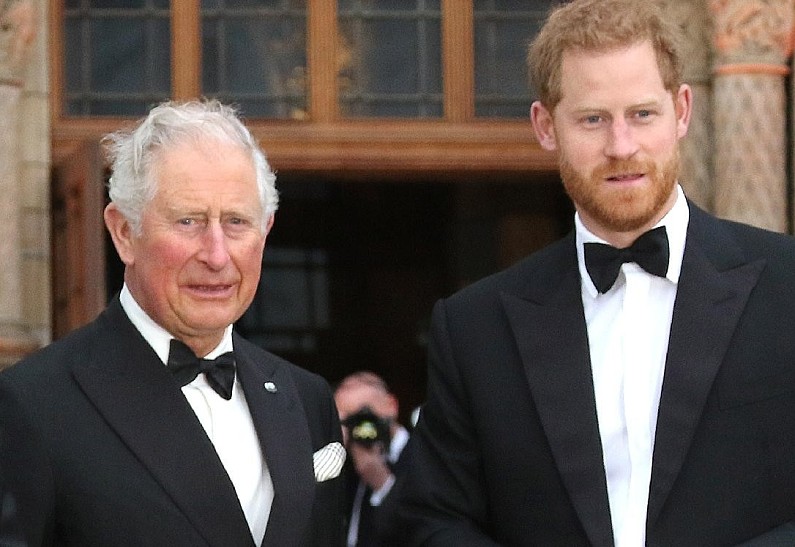 Карл III дал резкий ответ на вопрос о возвращении принца Гарри во дворец