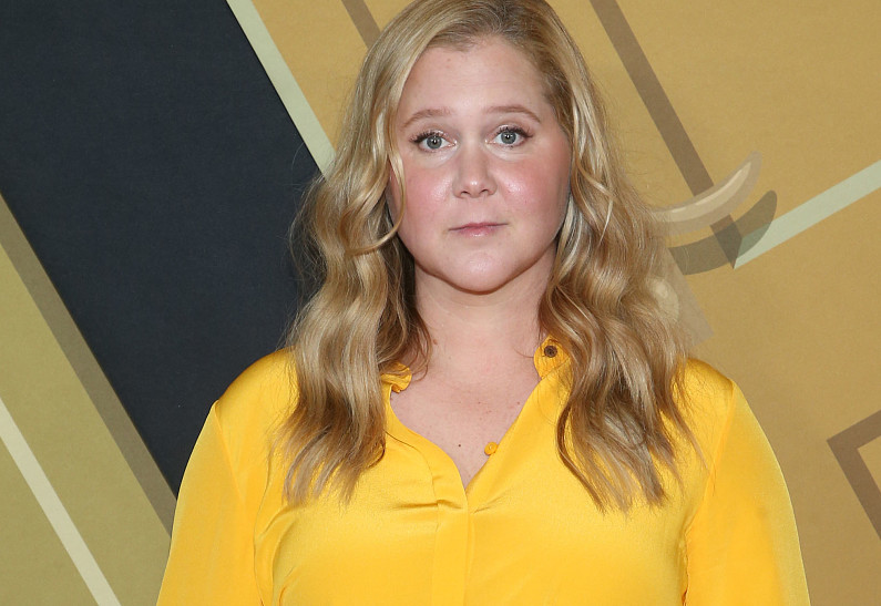 Эми Шумер рассказала, как редкая болезнь изуродовала ее лицо