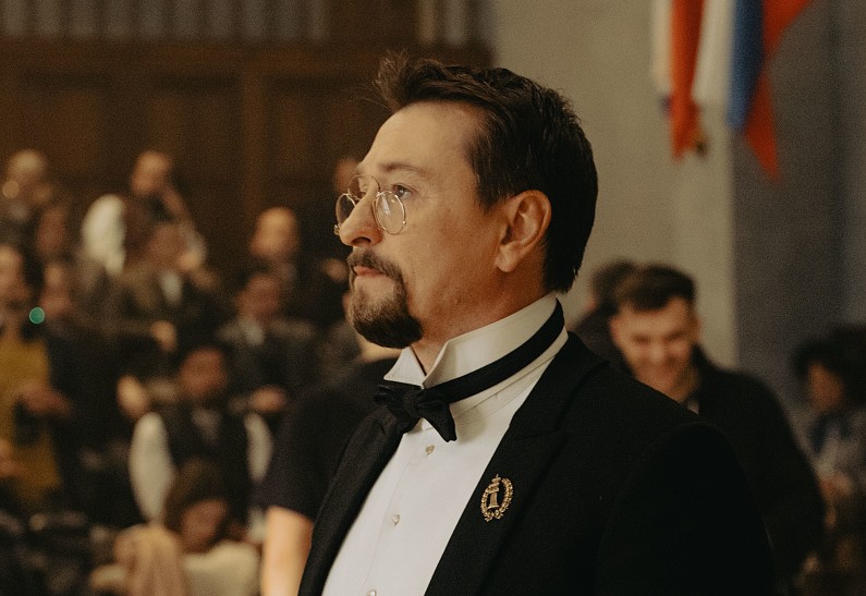 Сергей Безруков примерил неожиданный образ на съемках сериала «Плевако». Фото!