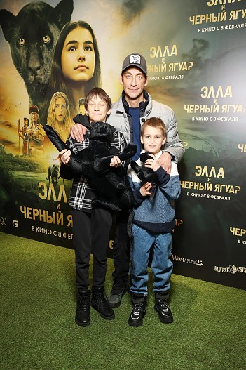 Артём Ткаченко с детьми