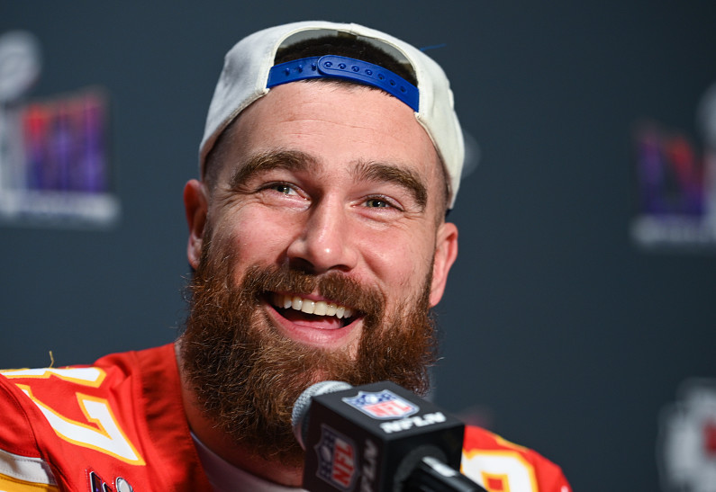 Трэвис Келси высказался прокомментировал слухи о грядущей помолвке с Тейлор Свифт на «Суперкубке»