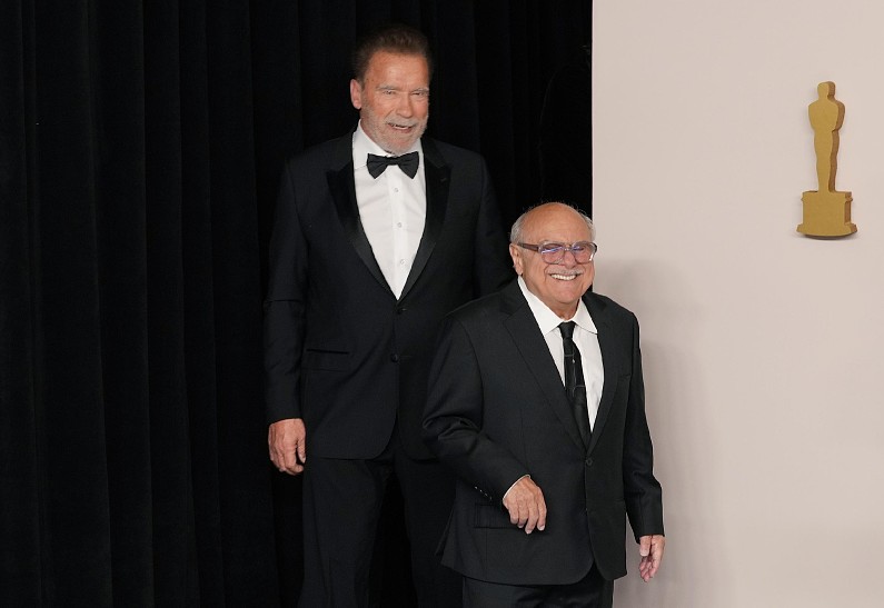 «Близнецы»: Арнольд Шварценеггер и Дэнни Де Вито воссоединились на премии «Оскар-2024»