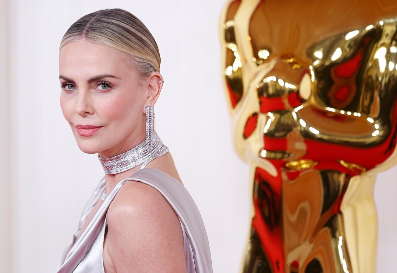 Шарлиз Терон, Эмили Блант, Аня Тейлор-Джой и другие знаменитости на красной ковровой дорожке премии «Оскар-2024»