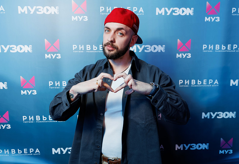 ST, TSOY, Юлия Савичева и другие звезды поздравили женщин с 8 марта