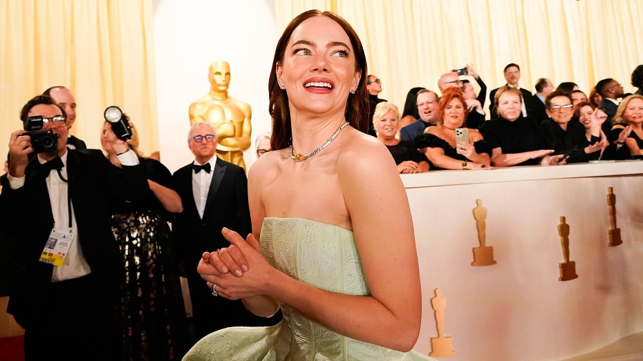 Эмма Стоун заявила, что порвала платье на церемонии вручения премии «Оскар-2024» из-за... Райана Гослинга. Подробности!