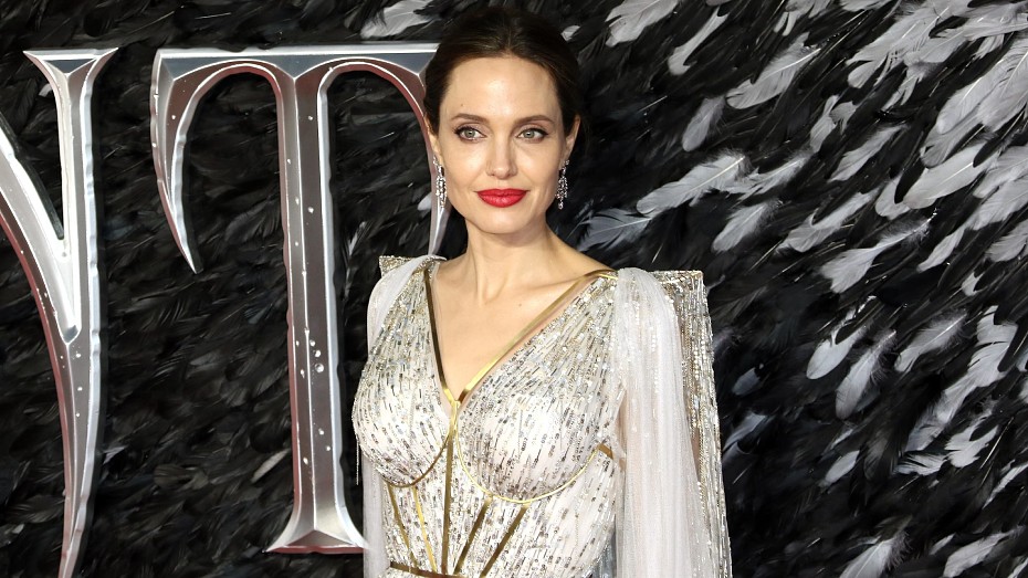 Анджелина Джоли дебютировала в качестве дизайнера на «Оскаре-2024». Фото!