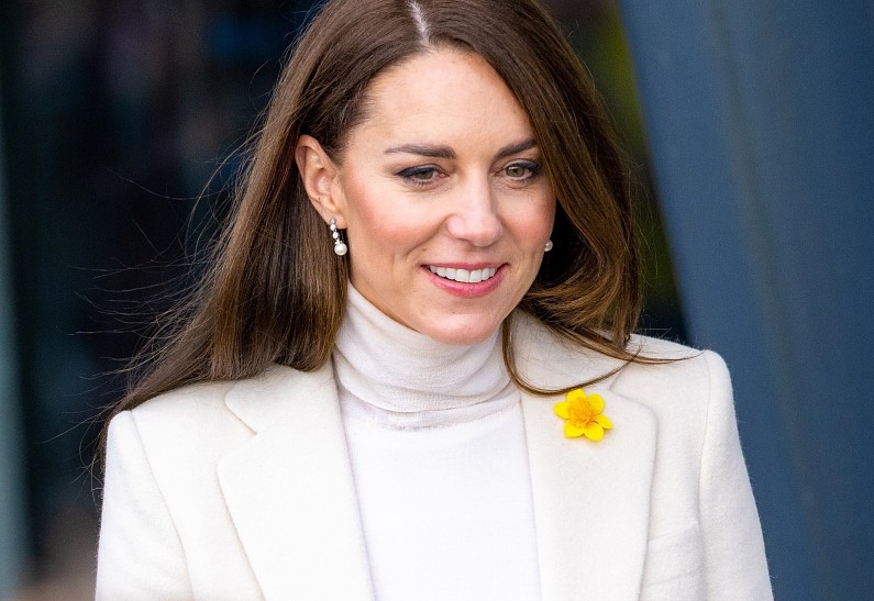 Кейт Миддлтон пообещала опубликовать новую семейную фотографию после скандала с фотошопом