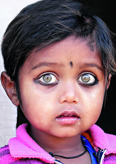 Девочка из маленькой индийской деревушки