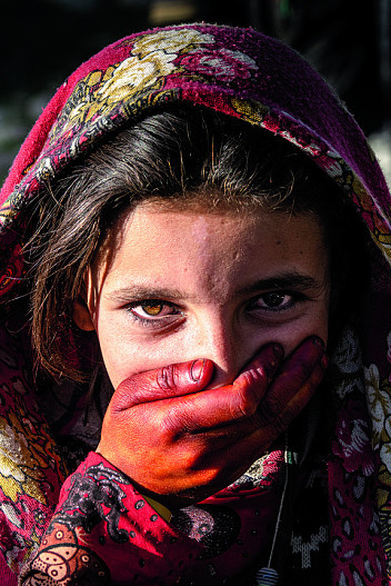 Афганистан, регион Ваханский коридор. В праздник Рамадан жители всячески украшают себя. В том числе красят хной руки