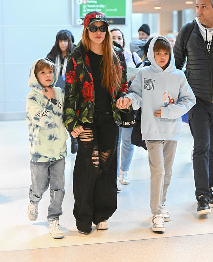 Шакира с детьми