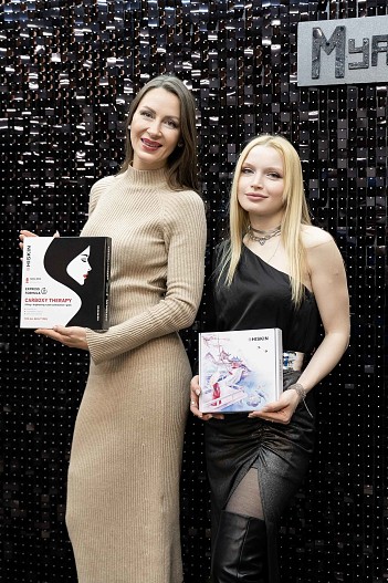 Актриса Екатерина Директоренко и дизайнер Алена Нега с подарками Hiskin