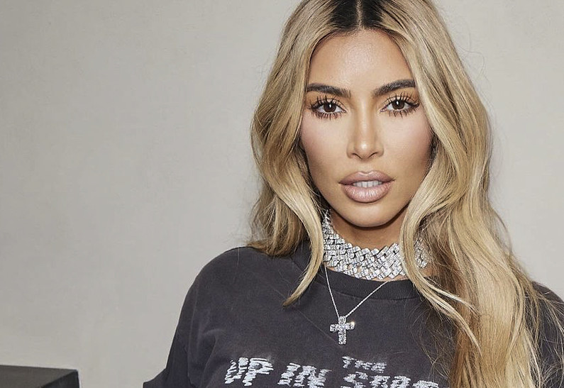 Ким Кардашьян оказалась в эпицентре судебных разборок. Что случилось?