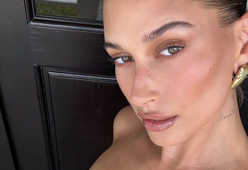 Хейли Бибер рассказала, что уже 10 лет борется с заболеванием кожи