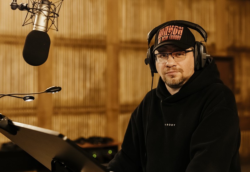 Гарик Харламов озвучил Кевина Спейси в новом шпионском фильме