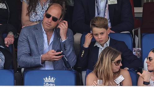 Отвлеклись от тревожных новостей: принц Уильям с сыном Джорджем сходили на футбольный матч