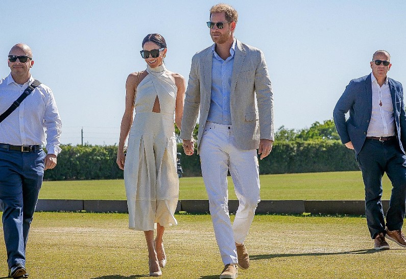 Принца Гарри и Меган Маркл застали за поцелуем во время матча по поло. Фото!