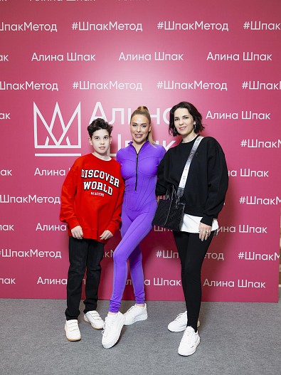 Снежина Кулова с сыном и Алина Шпак