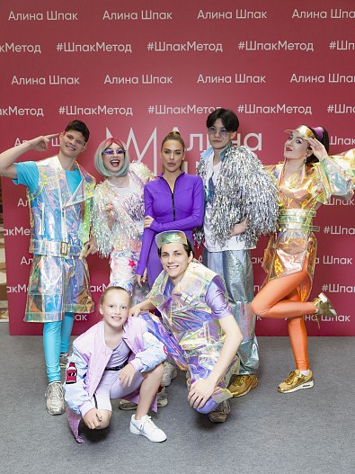 Алина Шпак с дочерью Есенией и командой от «АрчиШоу»