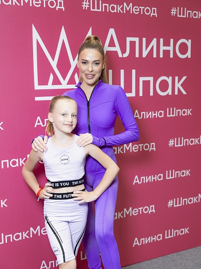 Алина Шпак с дочерью Есенией