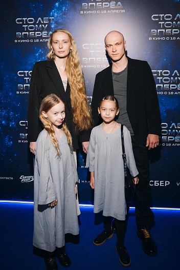 Юра Борисов с супругой и дочерьми