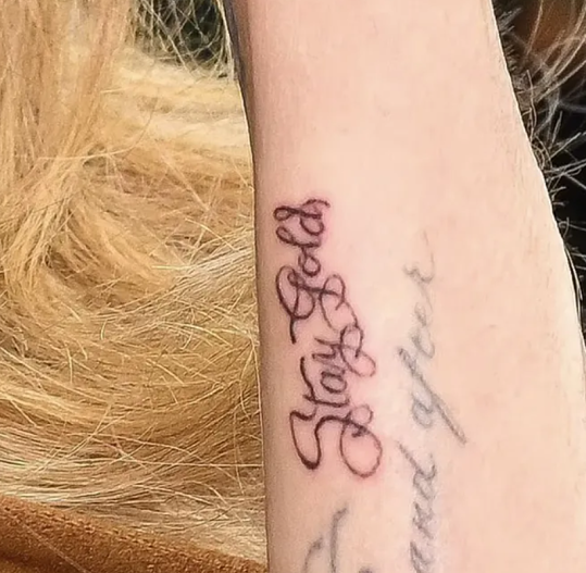 Анджелина Джоли показала татуировку