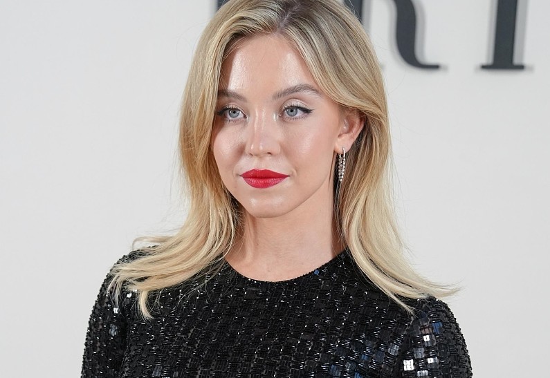 «Это позор»: Сидни Суини ответила на обвинения продюсера, которая раскритиковала ее внешность и талант