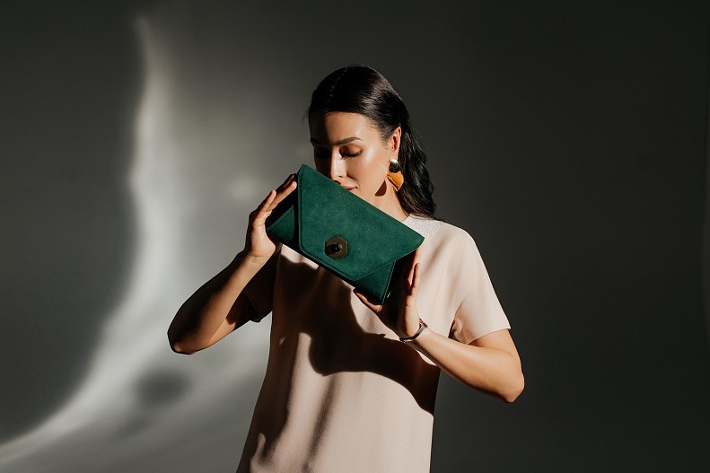 KONVERT ЗЕЛЕНЫЙ С КАМНЕМ