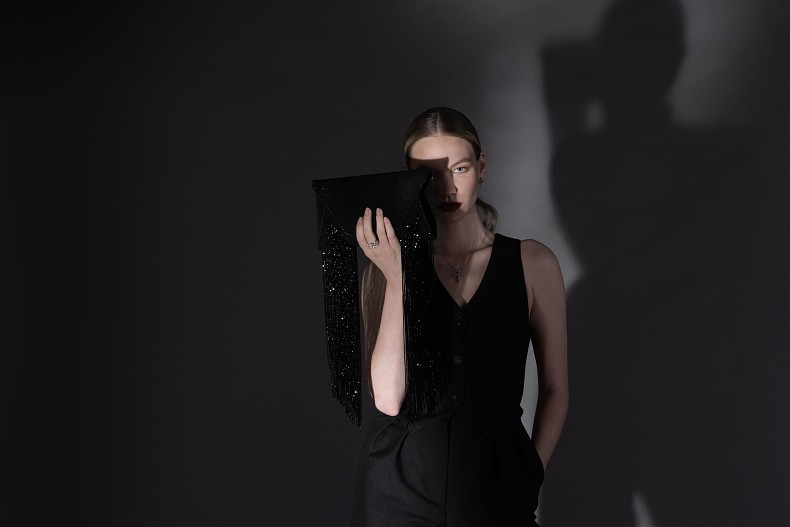 KONVERT С ЧЕРНОЙ ШПИНЕЛЬЮ