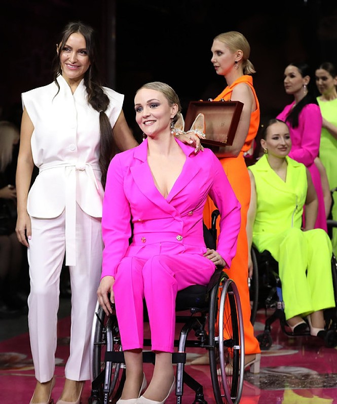 Красота не имеет границ: модели с разными формами инвалидности вышли на подиум в показе Аники Керимовой