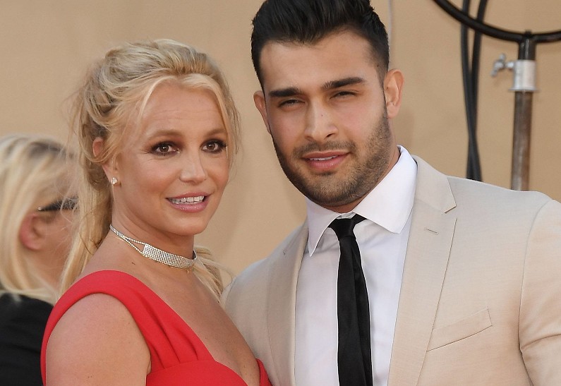 Страстные танцы и поцелуи: Бритни Спирс показала интимное видео с бывшим мужем