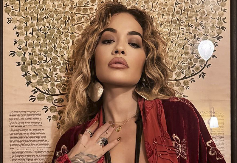 Рита Ора показала себя в роли Червонной Королевы: съемки фильма «Алиса в стране чудес» начались!