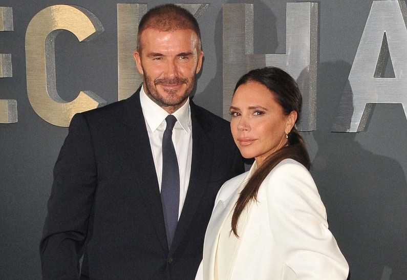 «Немного промахнулся»: Виктория Бекхэм пошло пошутила про мужа