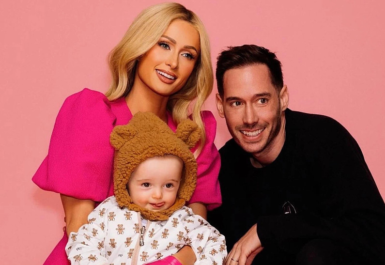 Пэрис Хилтон выложила новую серию фотографий со своим сыном. Что с ними не так?